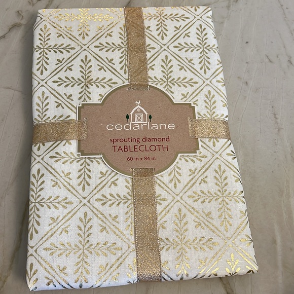 60” x 84” Metallic Tablecloth by Cedar Lane: Sprouting Diamond - Picture 1 of 7